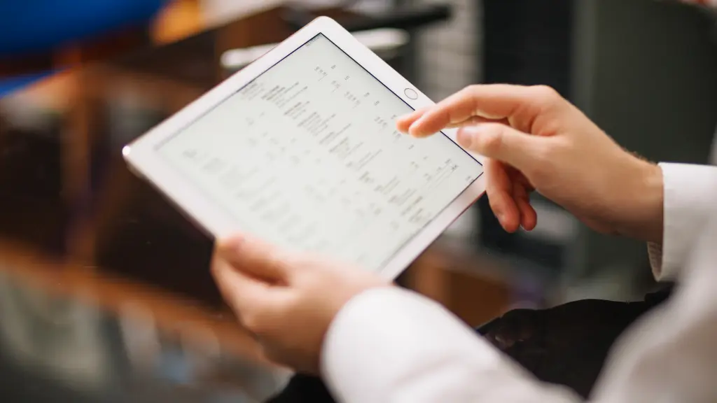 Mão masculina utilizando tablet com Sistema CRIAR Varejo para gestão de loja de moda.